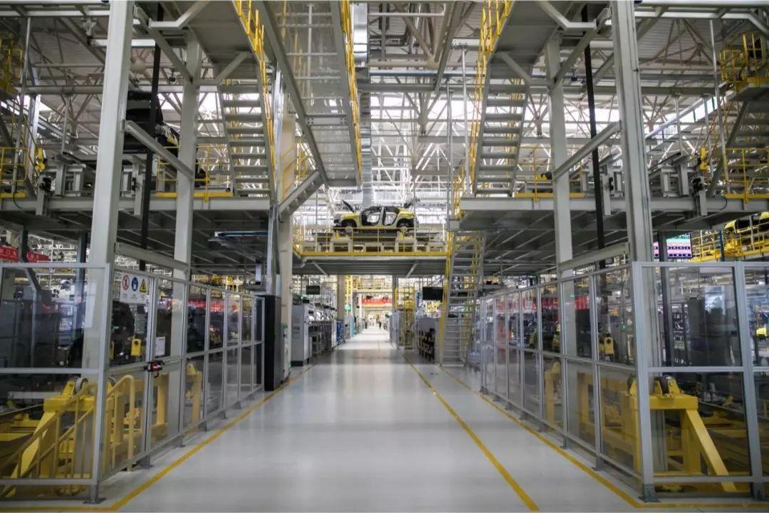 焊装车间厂房建筑面积约48000平方米,配备了进口最新设备及高级智能